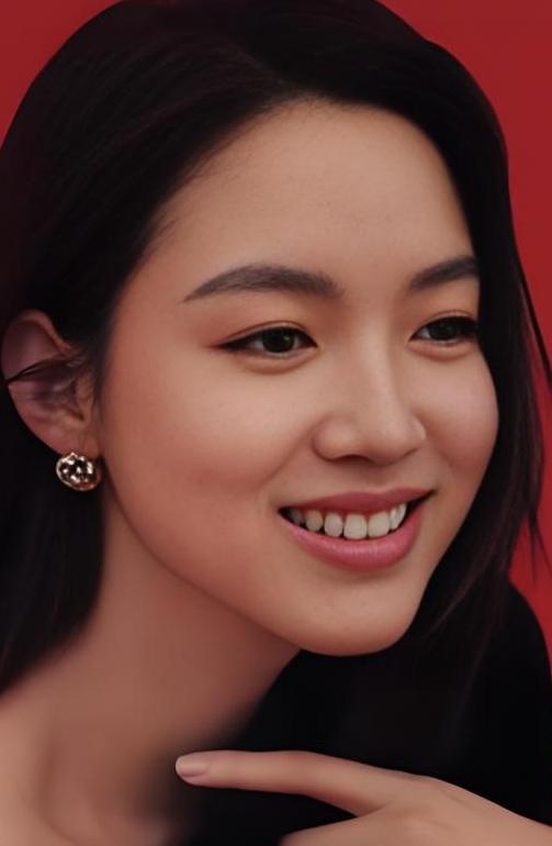 超模张梓琳：一笑惊艳时光，兼具温婉与大气的国民超模
 
张梓琳自带舒展大方的气质