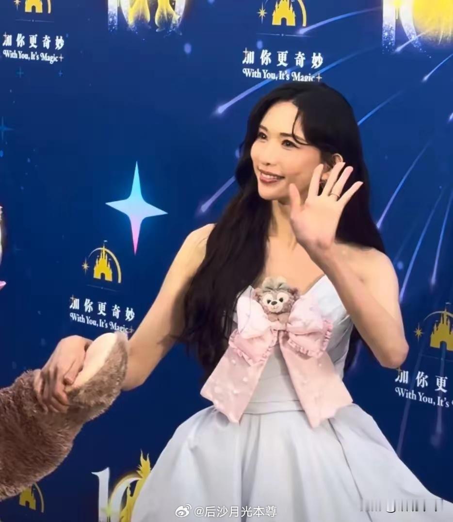 林志玲前天在上海参加迪士尼十周年庆典。50岁的人，日本娃也生了，还在那装疯卖傻扮