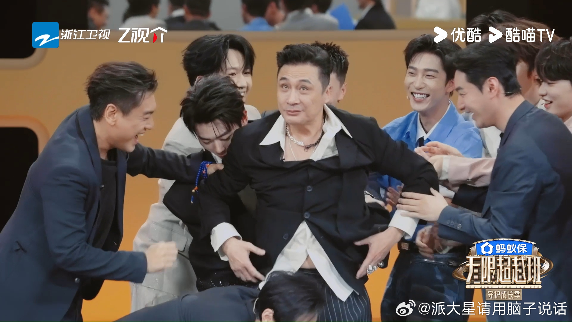 吴镇宇被学员报复无限超越班很多人调侃吴镇宇惨遭报复，实际只是综艺里轻松的趣味互动