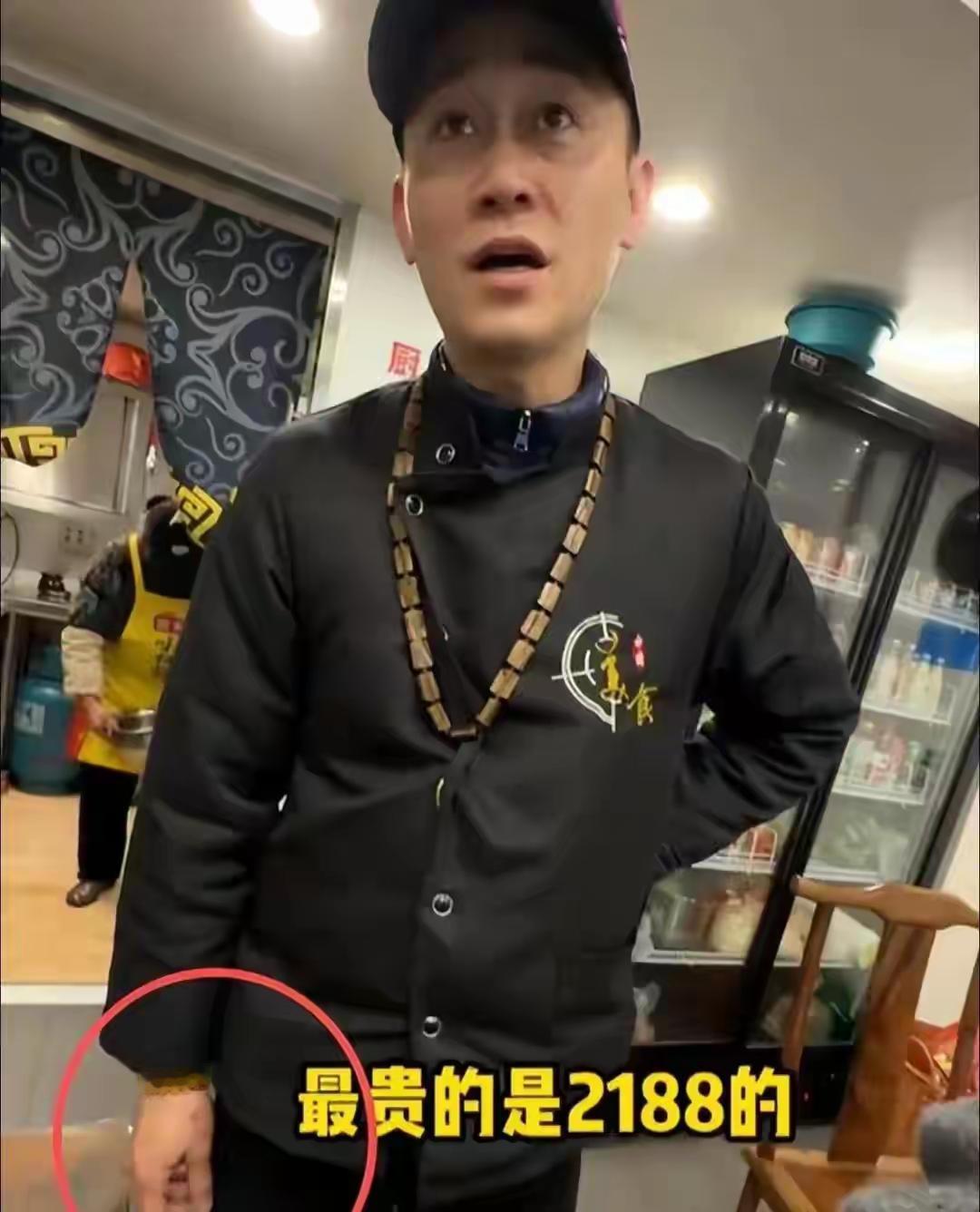 杭州街头惊现天价面馆！明星王宁两碗面花1200元，老板戴20万金链笑看风云，网友