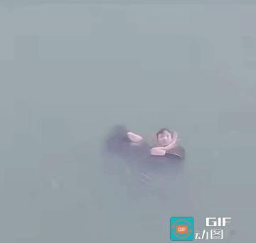 会游泳≠会救人！普通人下水施救千万别硬冲
 
刷到这条落水视频心里揪得慌，女子落