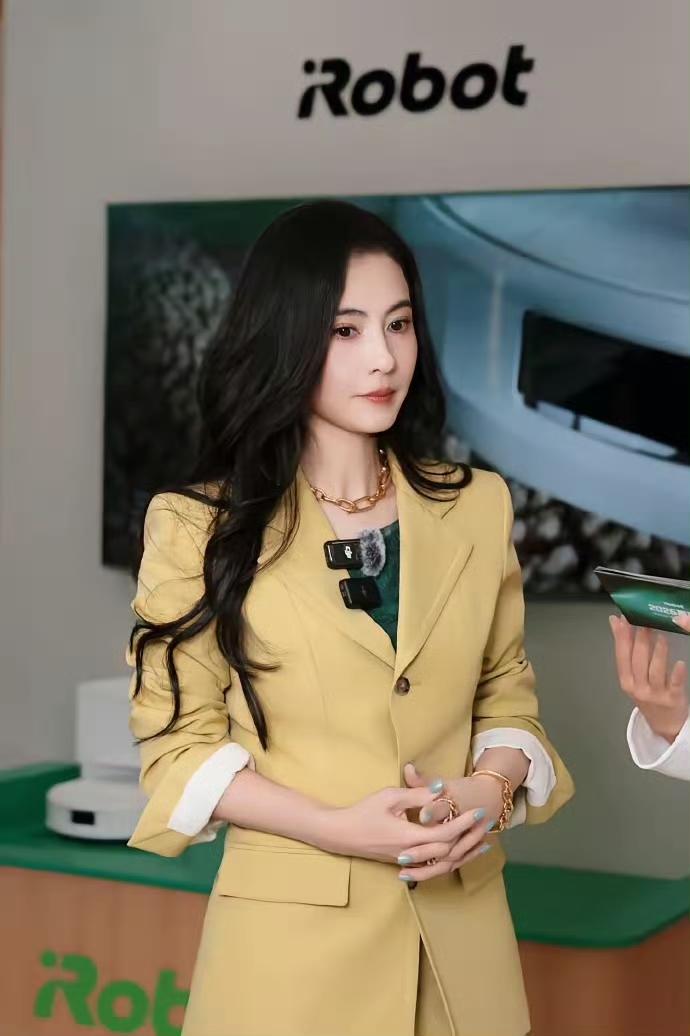 大家有没有感觉，
张柏芝有些不对劲，
她都45岁了，孩子也已经3个了，居然越活越