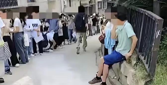 当老师累？这些人都排着队等着当老师
当过老师的人都知道当老师累，很多人都累死不到