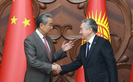 高规格接待中国！当地时间11月19日，中国外交部长王毅抵达吉尔吉斯斯坦，正式开启