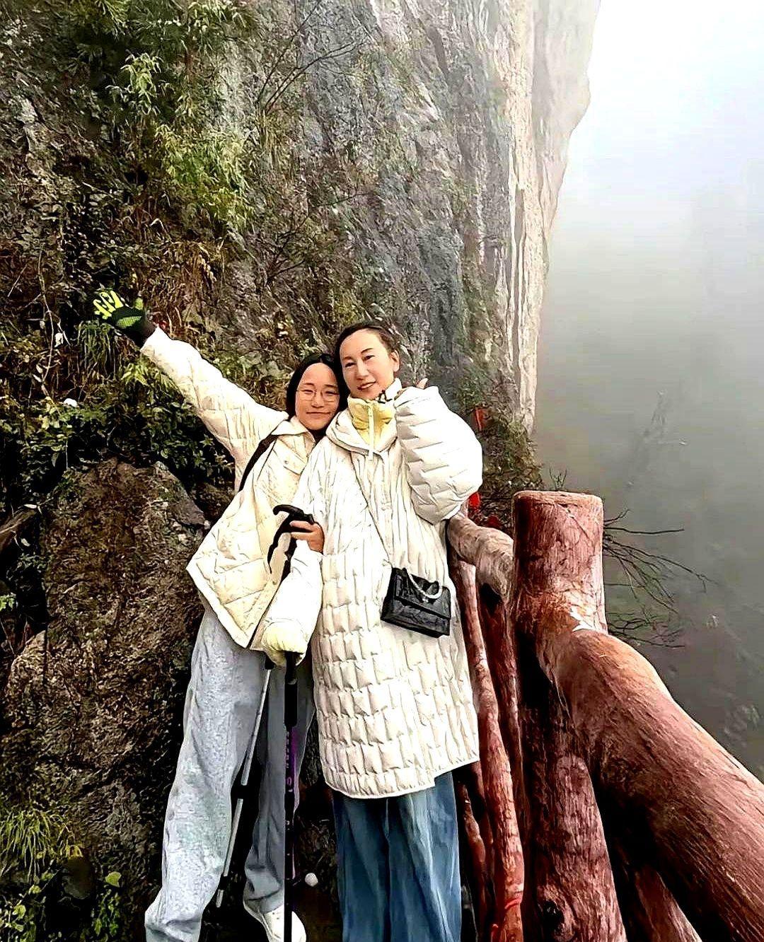 羽绒服穿得显高，不是靠长度，是靠腰线。
长款别乱穿，腰带一系，人立马拔一截。
短