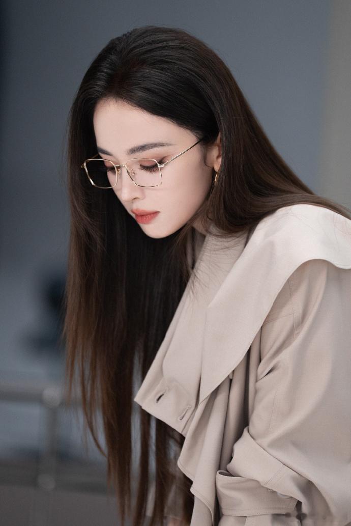 娜扎细框镜美成啥了娜扎我想象中职场的样子 娜扎细框镜美成啥了，完全就是职场女精英
