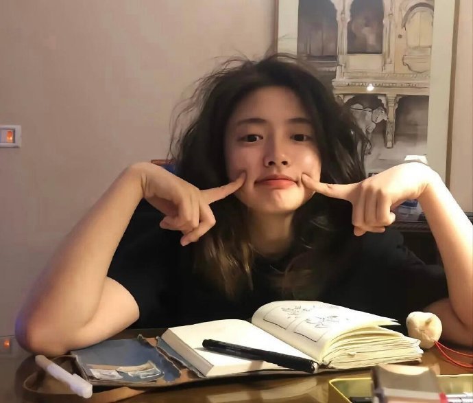 徐若晗在美女云集的娱乐圈不算特别出众，但放在普通人中间就足够骄傲了 