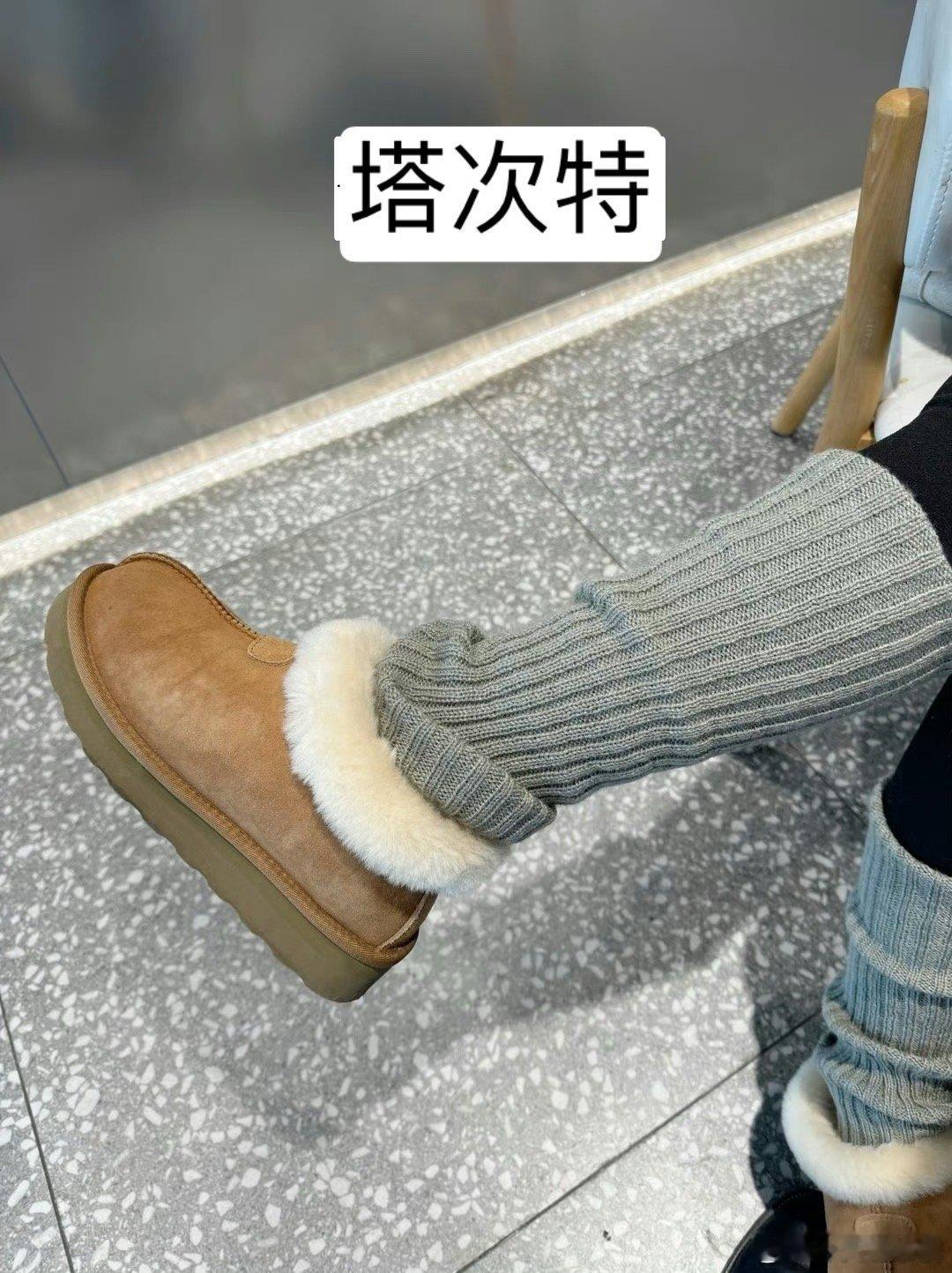 和袜套最搭配的就是塔次特和mini绑带中筒我选了俩：侧拉链+翻毛，巨好看。 ​​