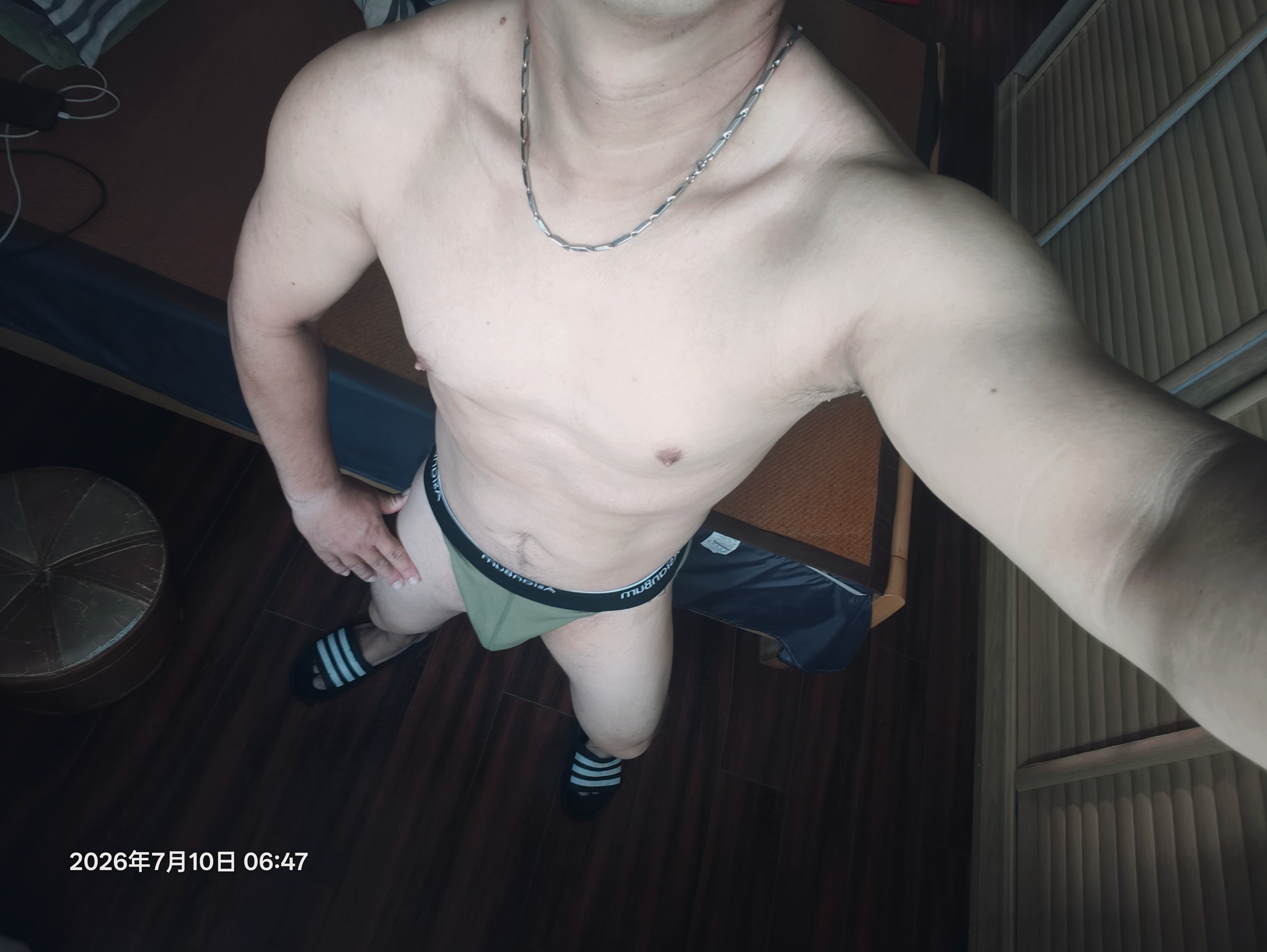 周五，军绿色高腰三角 