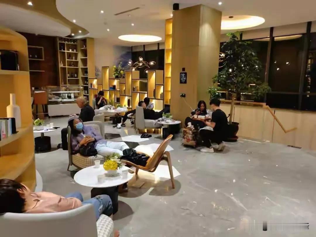 对这样不文明的游客，我们该惯着吗？
有朋自远方来，不亦乐乎？但面对如此不文明的游