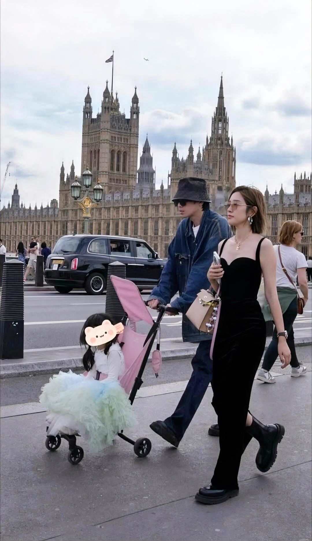 儿童节，张若昀和张艺昕带女儿去伦敦玩。
张若昀头戴渔夫帽推着口袋车，
张艺昕则一