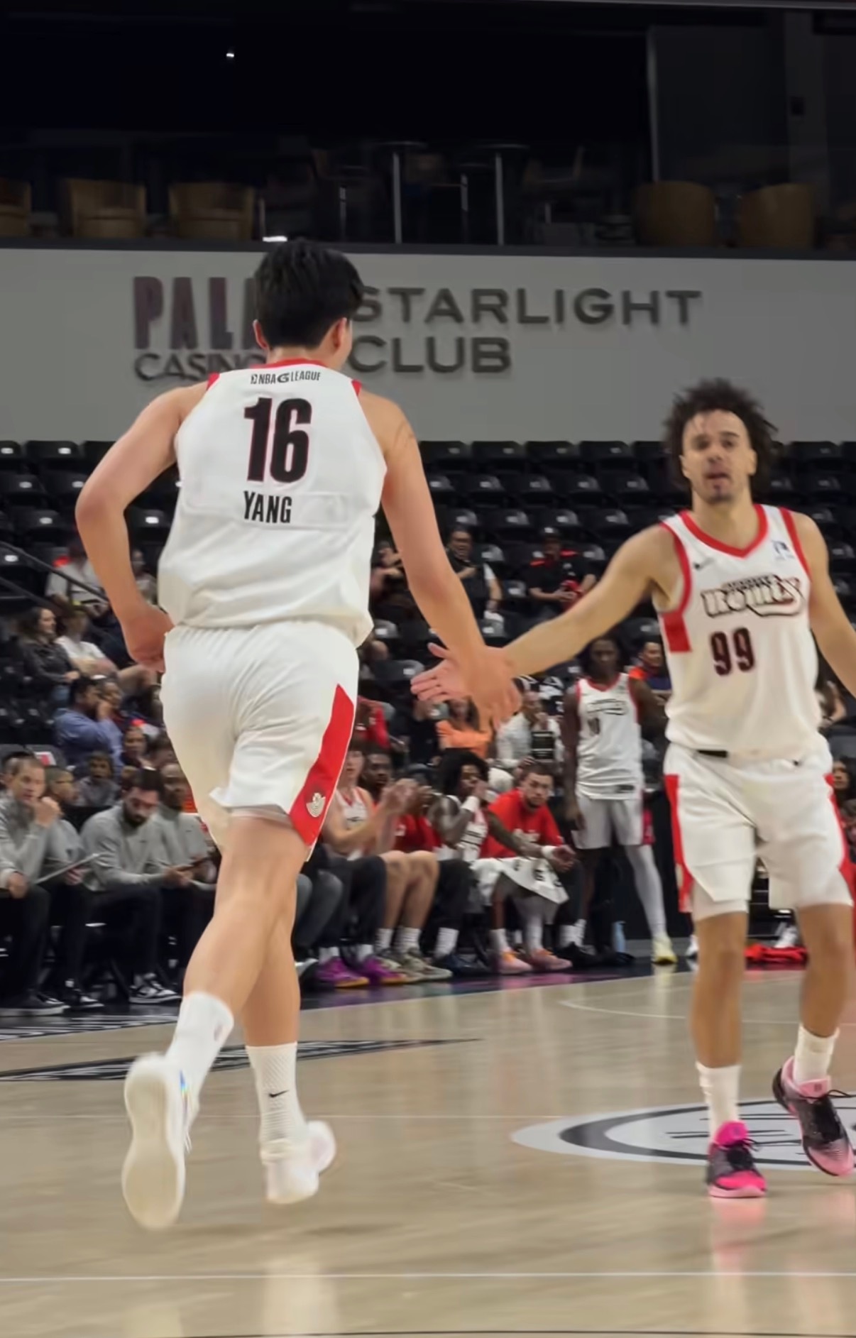 杨瀚森发展联盟背靠背：16分13篮板（7前板）2助1帽8/19 因为昨天在内线太