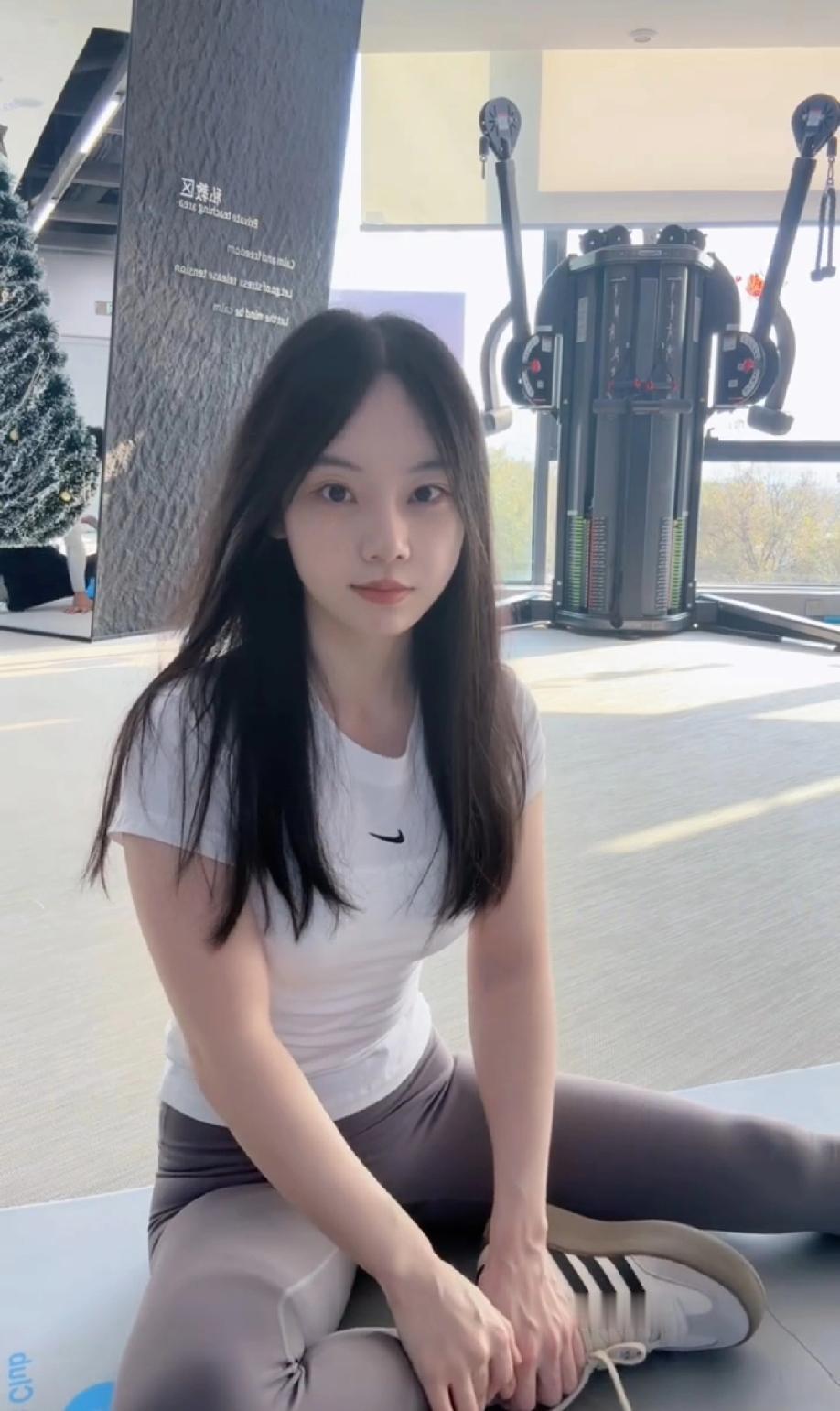 这个还是我哪个小时候天天跟在背后的鼻涕虫吗？现在长得真不赖！