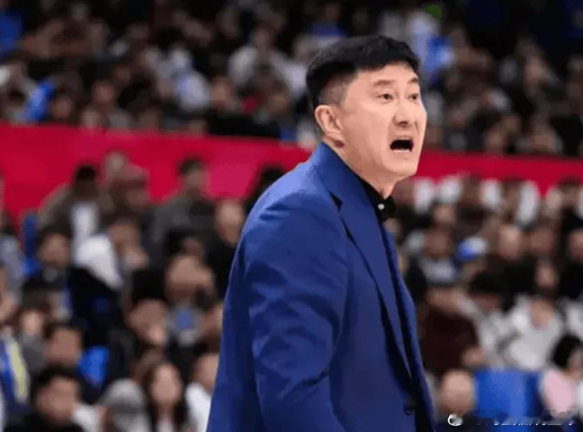 杜锋赛后新闻发布会：比分领先后没有任何战术，边线发球直接传到对方手里广东男篮vs