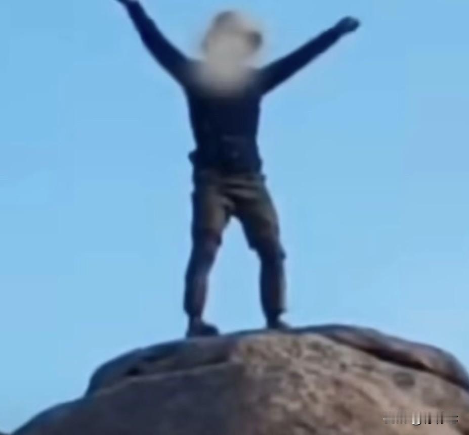 警示‼️70后网红领队带2000人闯未开野路不幸坠崖身亡。
一秒吐槽网友年纪轻轻