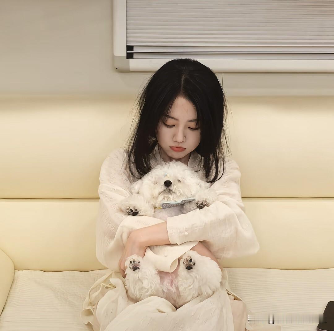 看到你和狗狗的温馨时刻，心都要化了！🐕 谭松韵，它是不是你最爱的宝贝？温柔狗狗