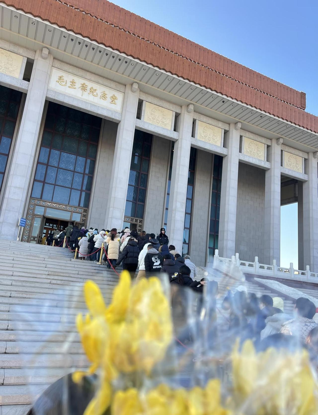 排队走路2小时，只为见你一面
天气很好，国泰民安