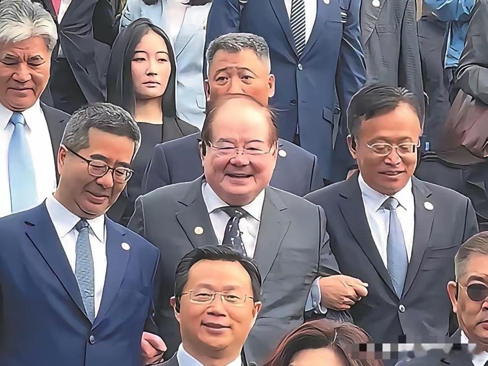 昨天，搀扶着下了中山陵。今天，笑着出现在洋山港。看看这个76岁老人的一天：跟随访