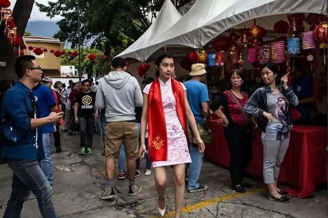 委内瑞拉有20万中国人。但最让人震撼、也最细思极恐的一点是：这20万人里，足足9