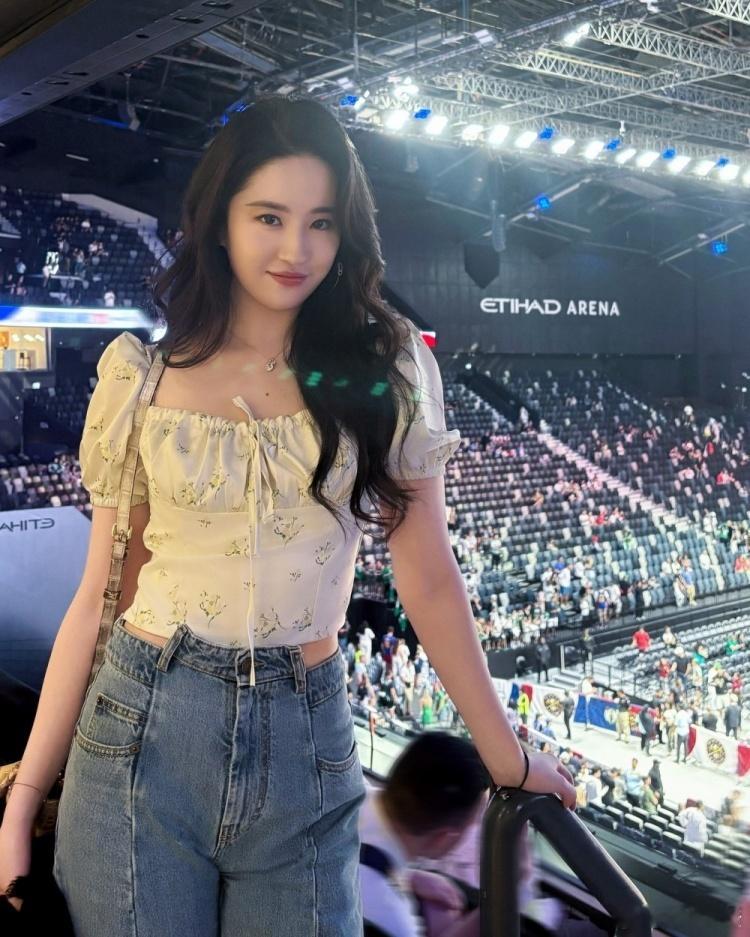 #刘亦菲说NBA现场氛围很有感染力# 就说这气质，和那些网红就是不一样！ ​​​