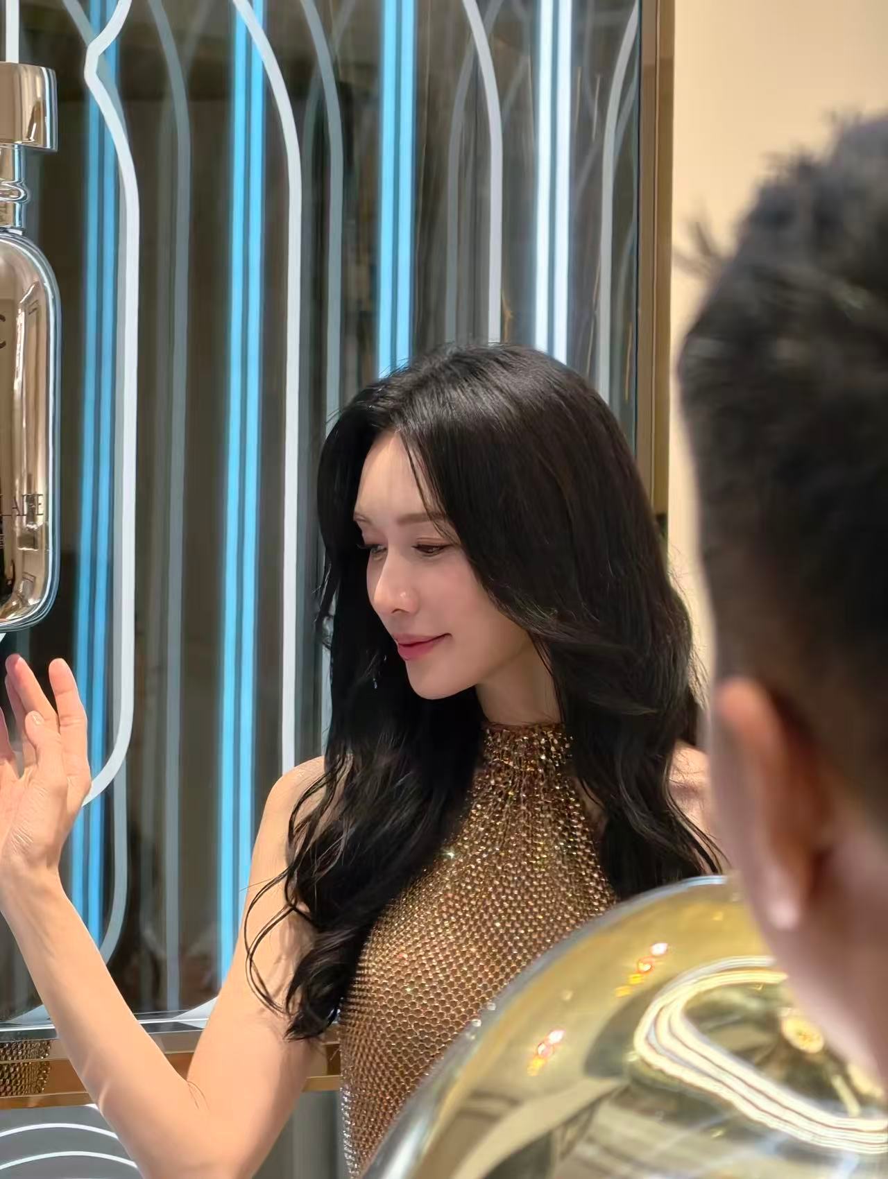 林志玲依旧曼妙 林志玲的身材线条太美了吧，气质优雅从容，姐姐永远是女神