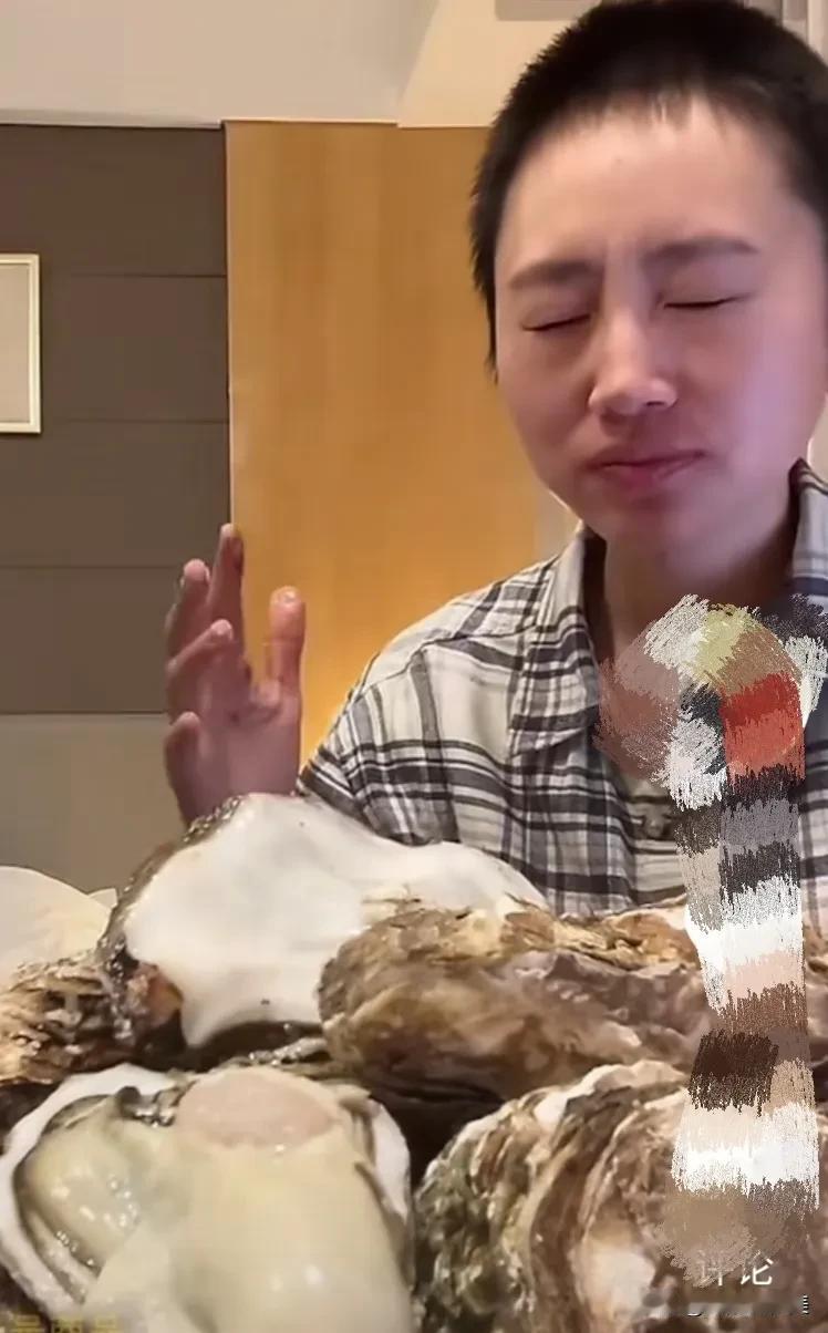 秋天妈妈太不容易了，生吃海鲜差点吐出来，皱着眉头闭着眼睛硬生生的吞咽下去，还说太