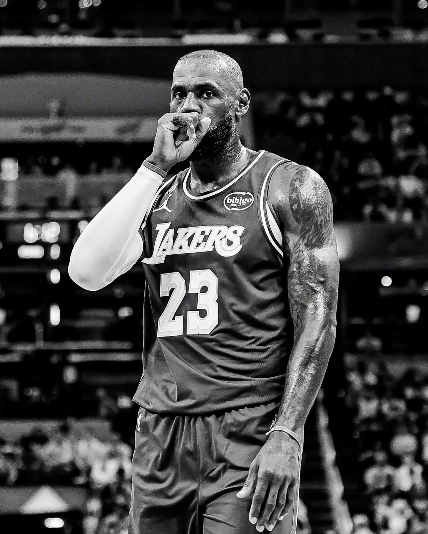 克拉克昨天作为客串摄影师，拍摄的詹姆斯赛场瞬间。 