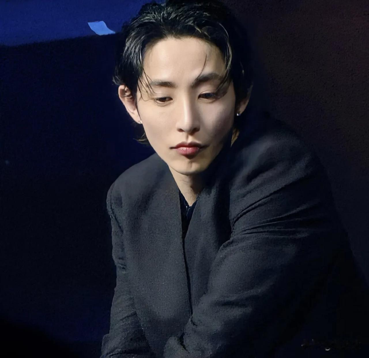 李洙赫是我一眼就喜欢上的韩男，并且我的审美里他是最帅的男人，很喜欢他那股冷艳优雅