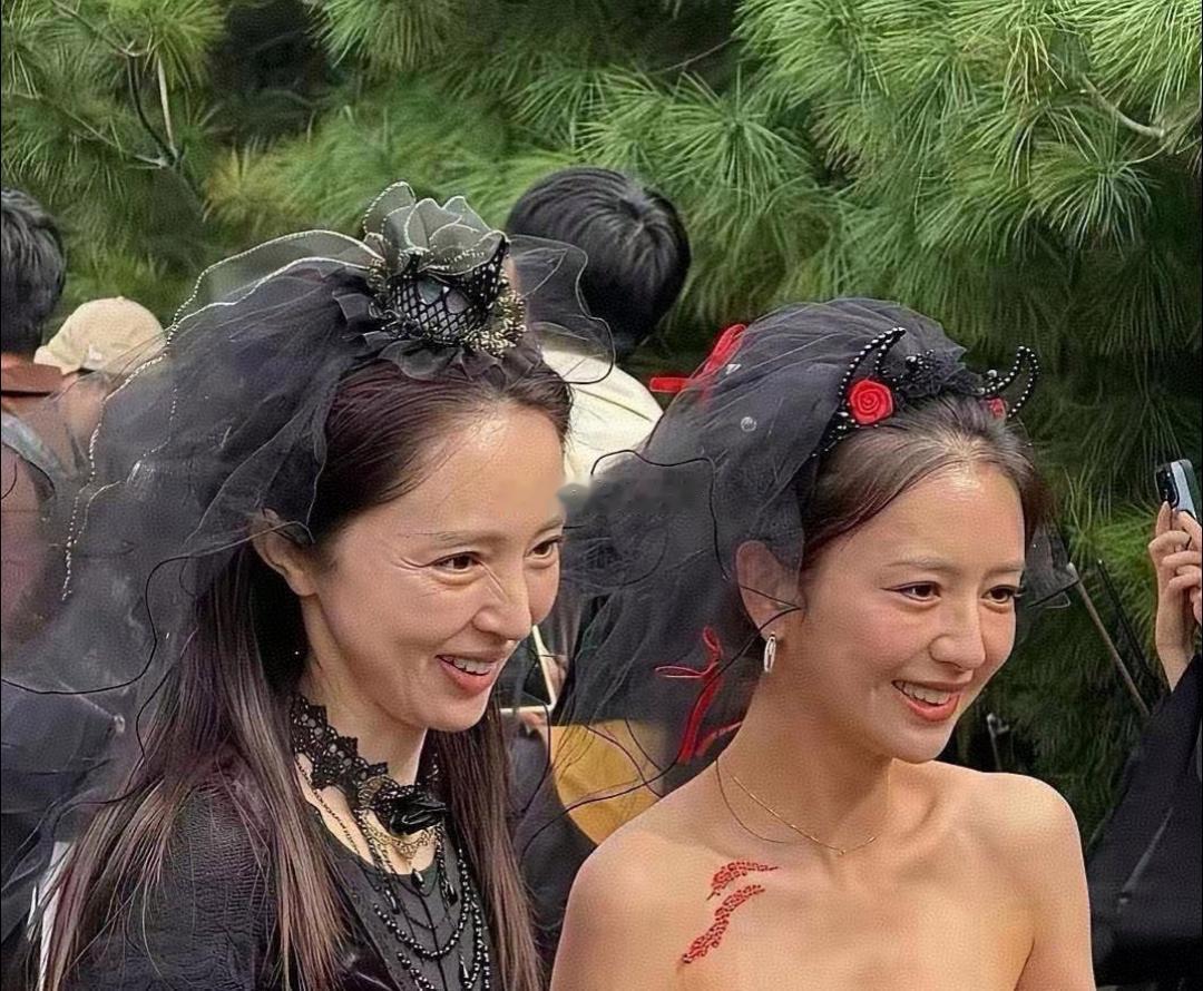 董璇和佟丽娅的素颜照十分真实，褪去舞台上精致的妆容，妥妥就是普通人的样子。 ​​