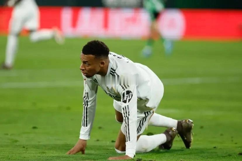 西甲联赛第33轮 皇马客场1-0领先的情况下惨遭贝蒂斯读秒绝平，几乎到手的3分变