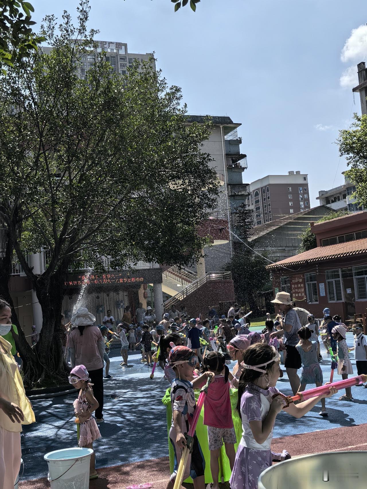 幼儿园举办的六一活动——戏水活动。

早上八点钟的时候，老师就开始接好水，放在躁