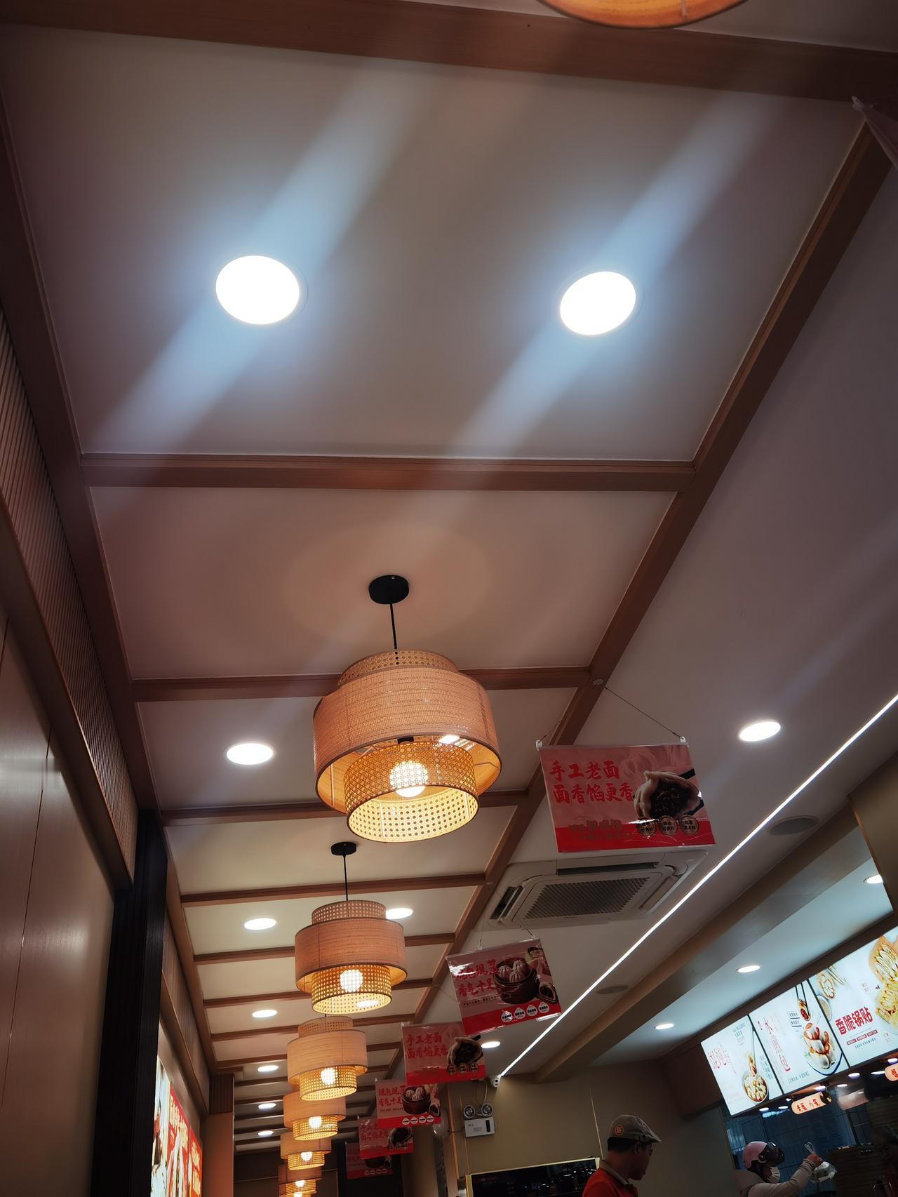 门口开一店
全是年轻人
环境特优雅
食品很清淡
早晨去坐坐
吃啥都舒心