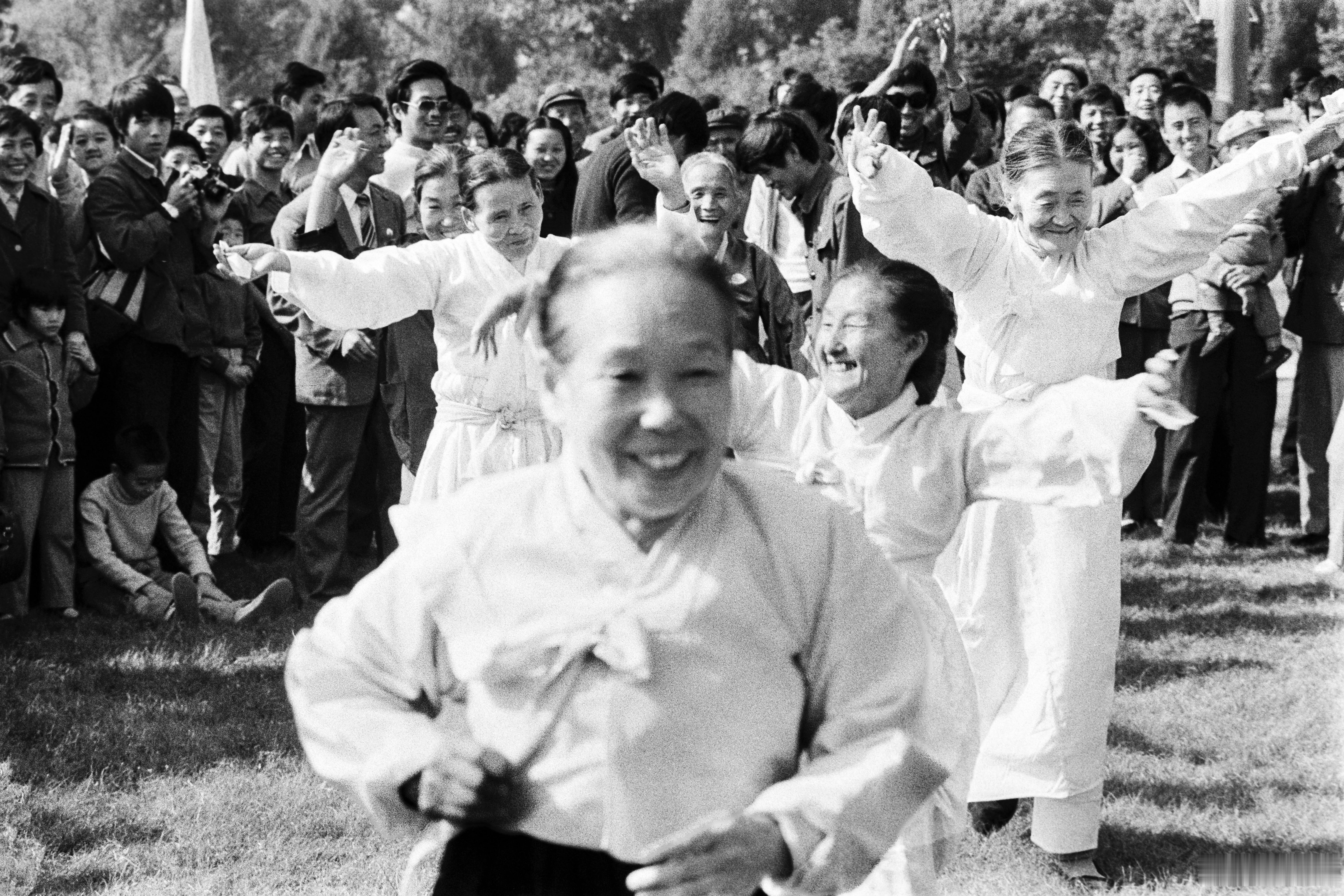 【边走边拍】踏着鼓点跳舞的朝鲜族老人——1984.10.14北京 