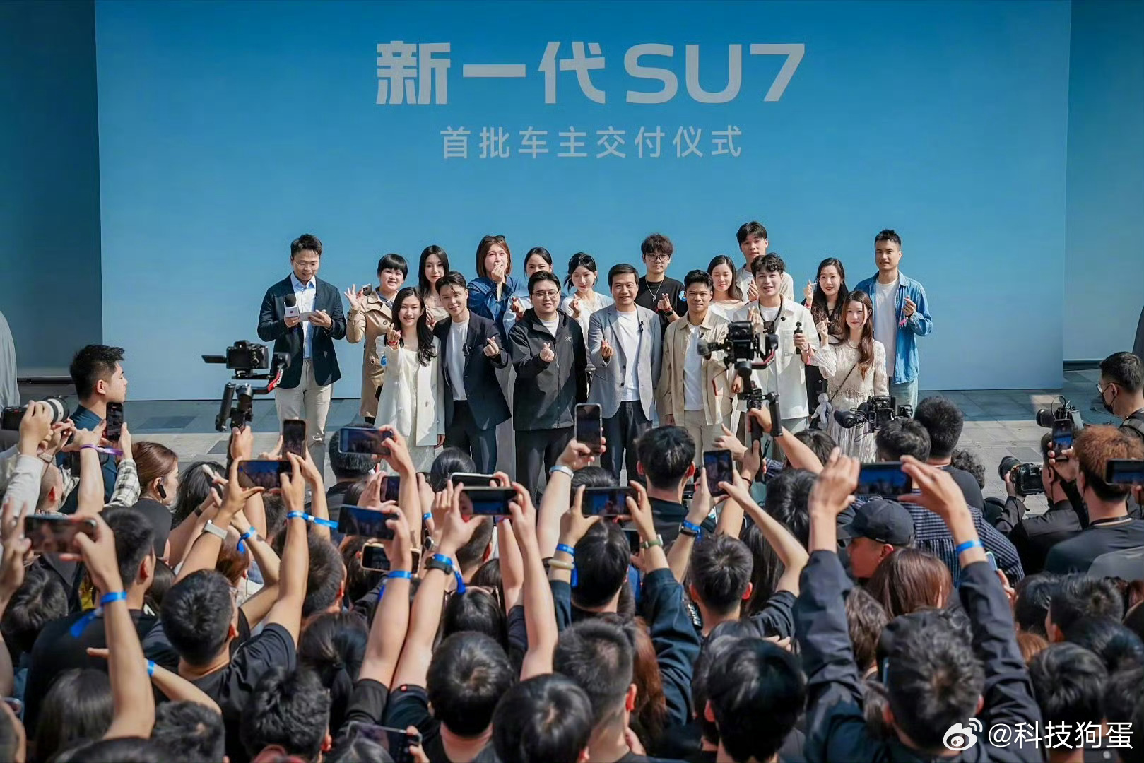 小米新一代SU7四天，3万多台锁单，这不光是数字好看，整个过程还稳住了。好产品确