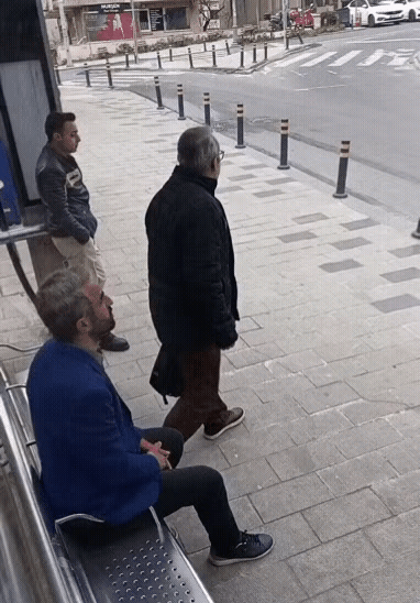 看来外国真的社会治安不好，这位解救老哥看来没少经历了。