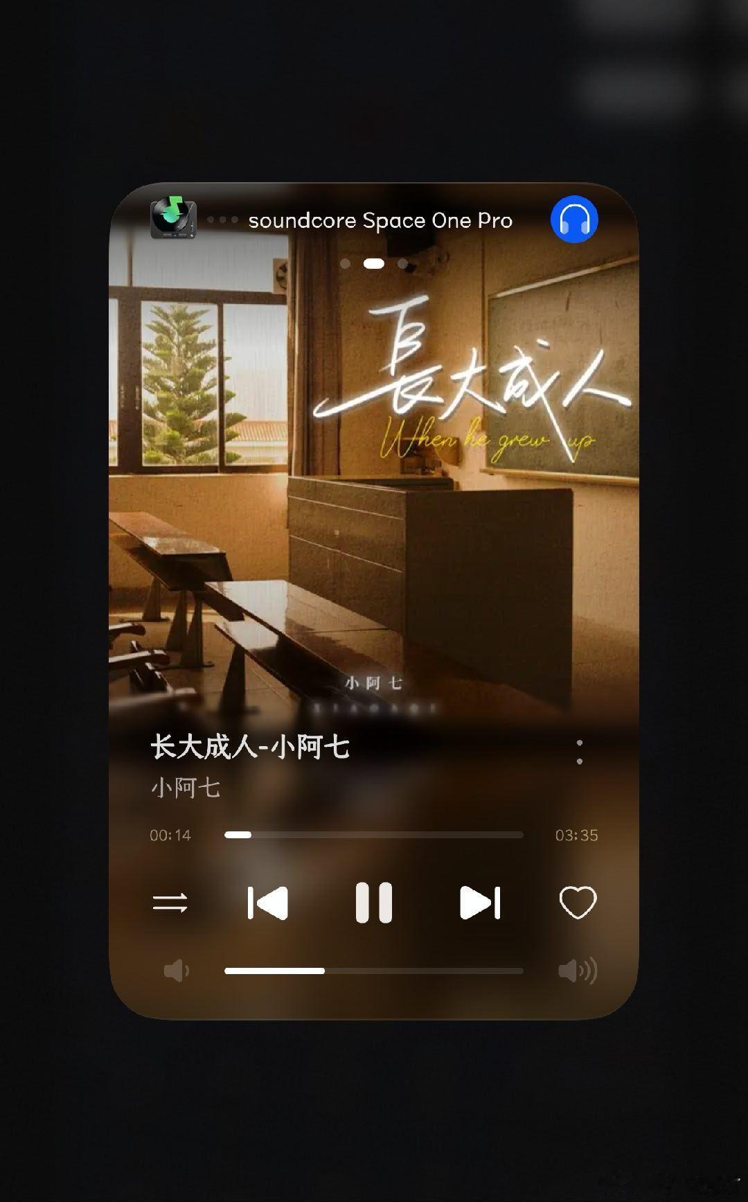 刚发现控制中心的音乐控制功能也很丰富，点开控制中心卡片，弹出的界面可以看歌词、历