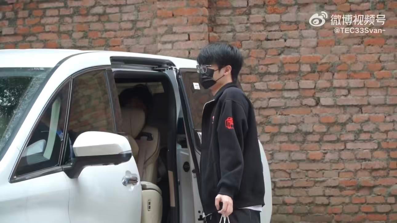 33自己擦皮鞋 自律帅哥实锤了，桌子擦完擦皮鞋，细节控真的太加分了 