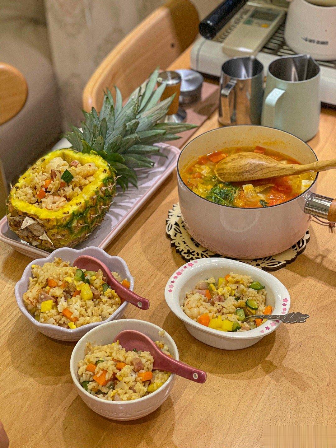 晚餐：菠萝炒饭+西红柿豆腐汤酸酸甜甜的菠萝配着午餐肉和虾仁太好吃啦，开胃又营养[