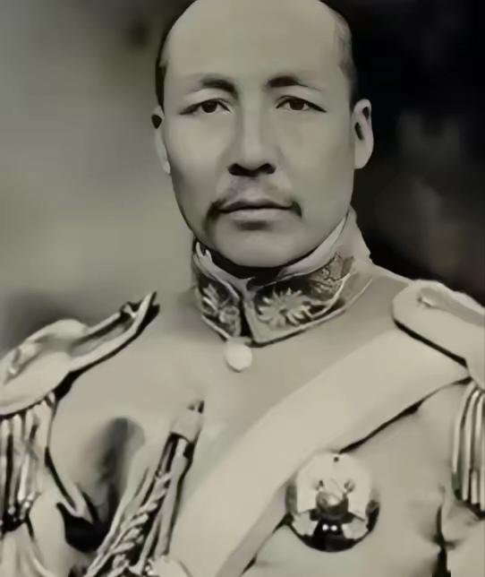 1935年，妙龄女子施剑翘，像无声的猫一样，轻声走到孙传芳背后，猛然掏出旗袍下藏