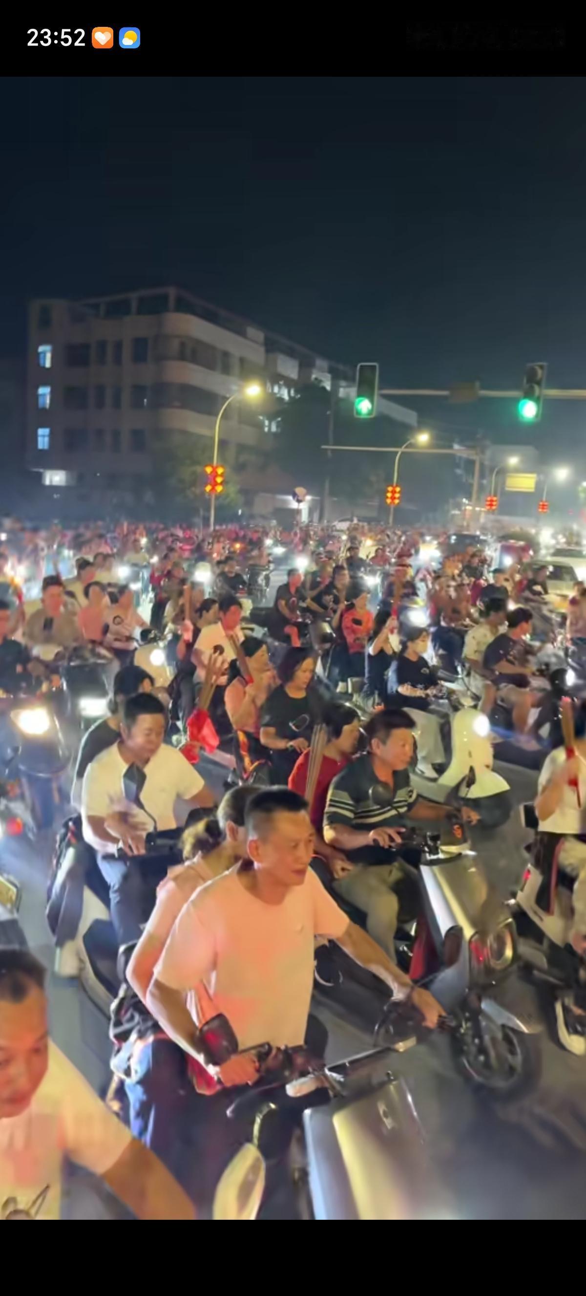 十五的月亮十六圆这句话用在潮汕一点没错，家家户户都赶着月亮更圆的时候全家晚上出门