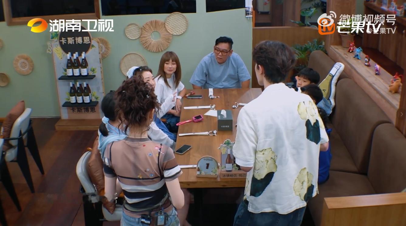 中餐厅挖到语言天才尹浩宇尹浩宇在中餐厅化身行走翻译机，面对各国到访食客从容应对，
