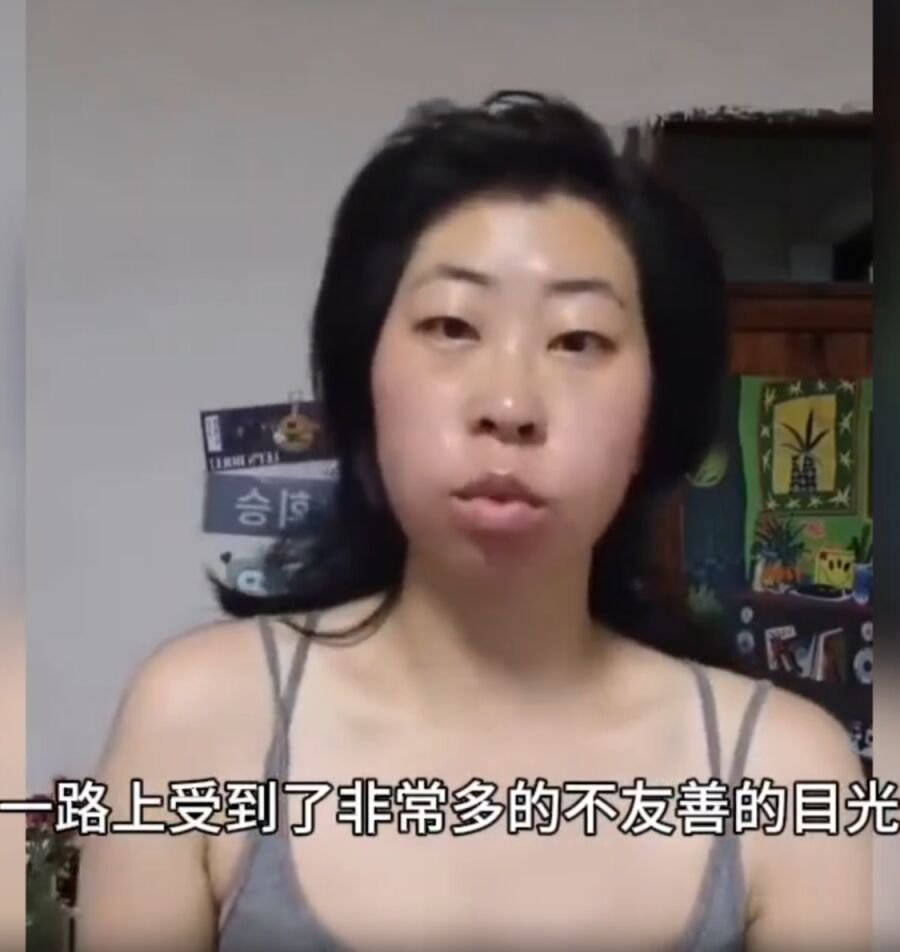 女子吐槽穿吊带素颜遭路人异样目光，网友：你想太多了，没人看你 