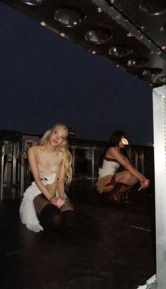 朴彩英晒与jennie合照 朴彩英也给jennie打码了，这有什么的... 朴彩