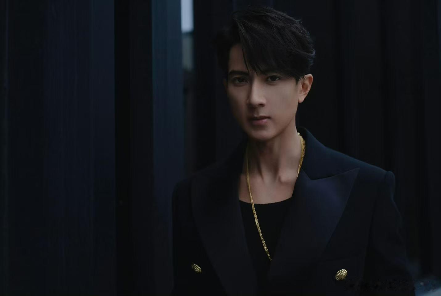 吴尊新中式造型出发巴黎男装周不允许谁还没有看到吴尊的新中式造型真的是让人觉得眼前