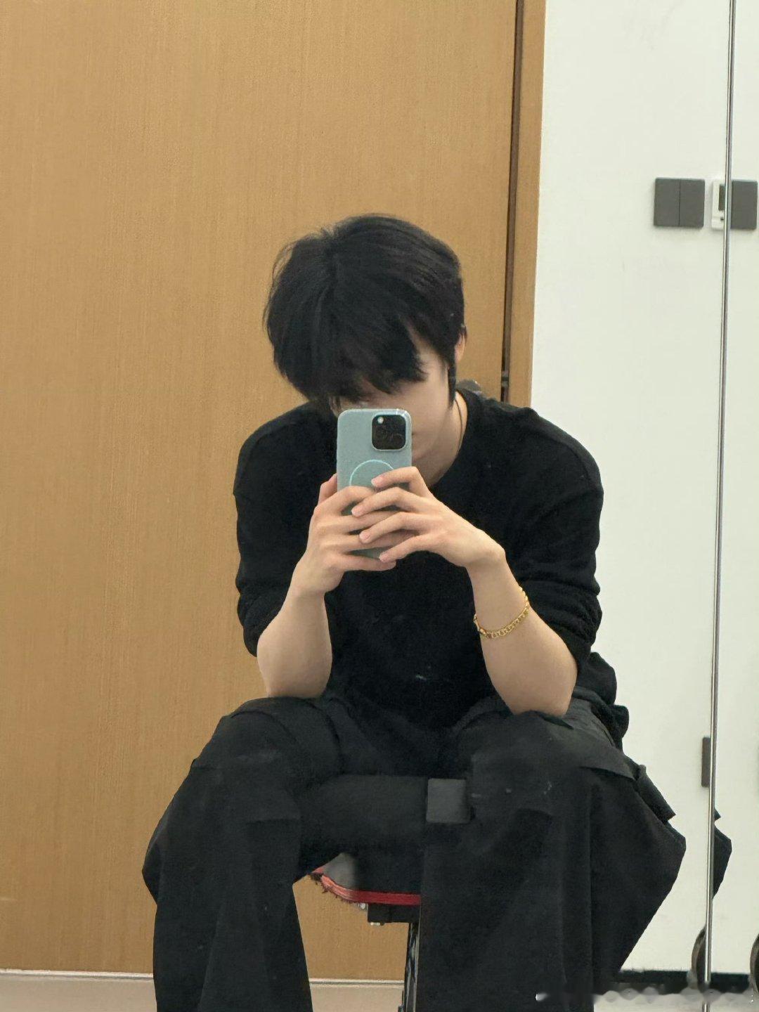 贺峻霖终于找回对镜自拍技能了贺峻霖找回对镜自拍的技能了贺峻霖找回对镜自拍的技能了