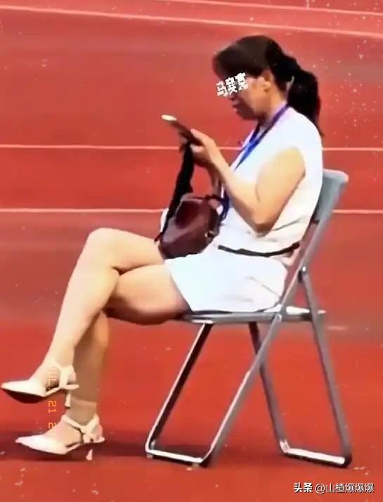 升旗仪式玩手机被开除，还发了全员通报，写着“永不录用”。

有人说公司小题大做，