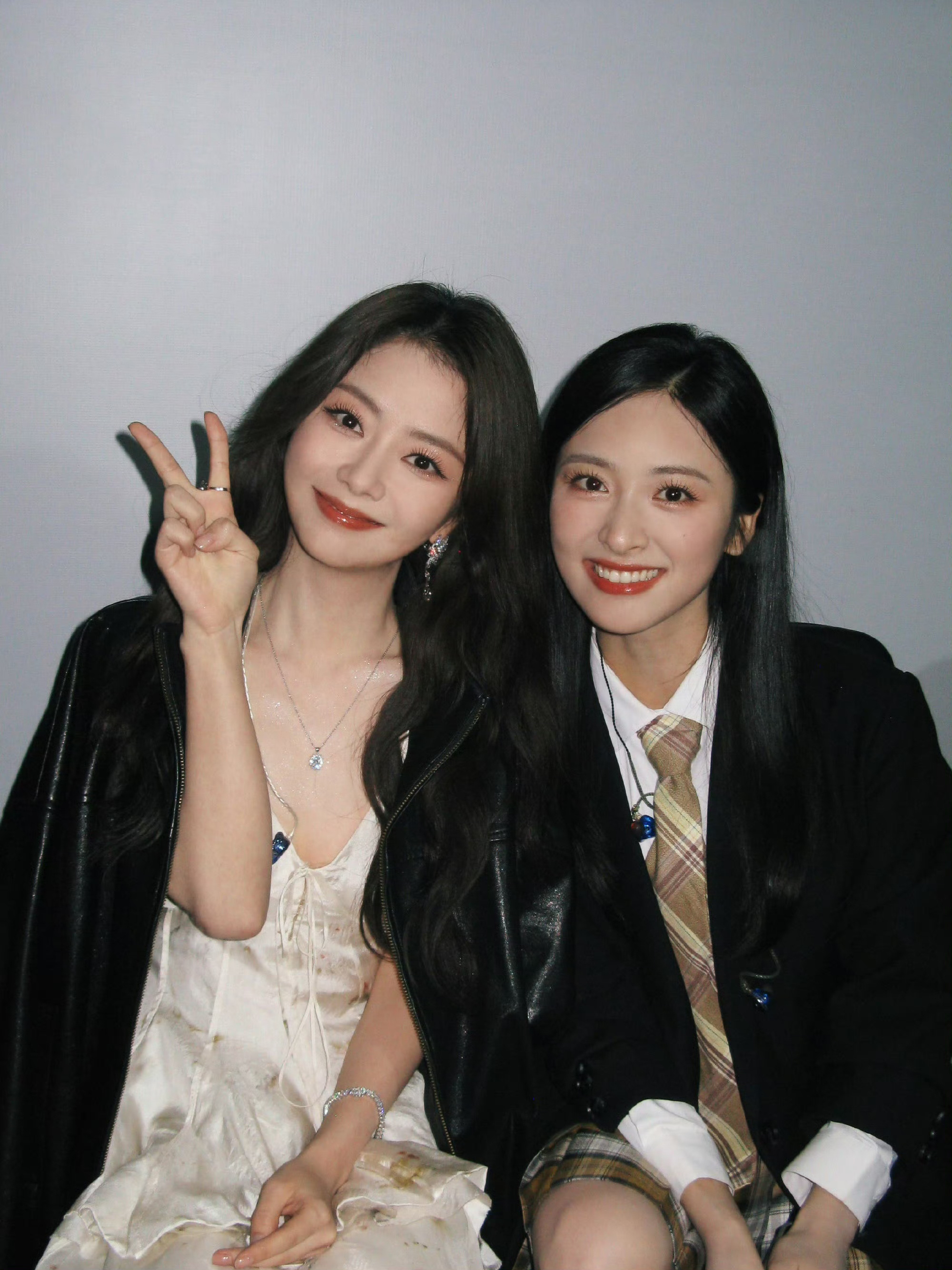 谭松韵沈月合照两位甜妹 