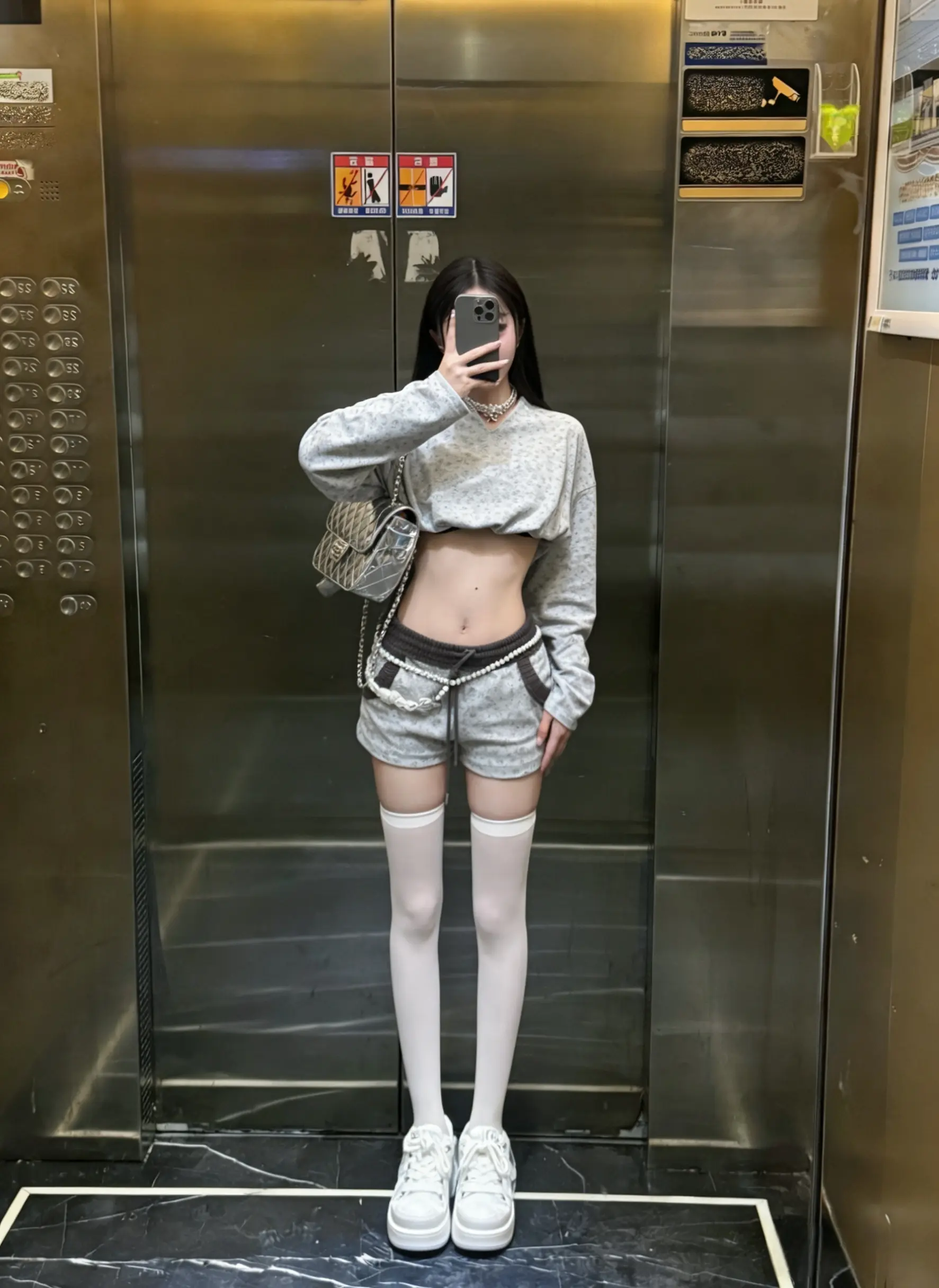 明明是很拧巴的人 却总在扮演明媚的角色