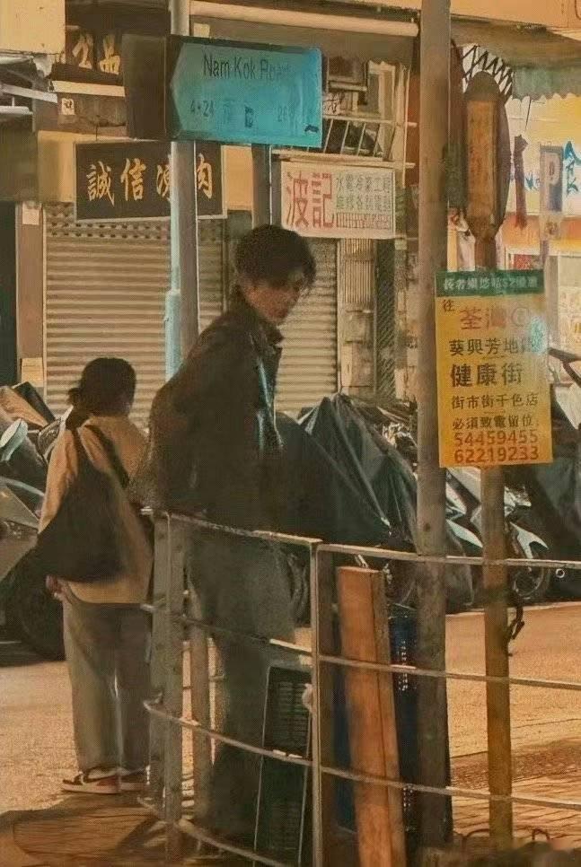 偶遇张凌赫香港拍写真刚杀青完就潮男回归马不停蹄地拍写真，张凌赫你真的把我们养的很