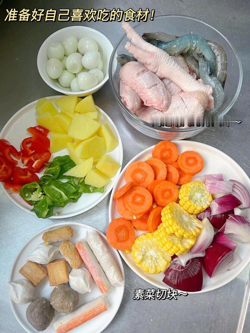 三汁焖锅到底是谁在吃啊！鸡爪鸡翅炖得软烂，素菜收汁入味，吃剩下的汤汁就算拌饭也好